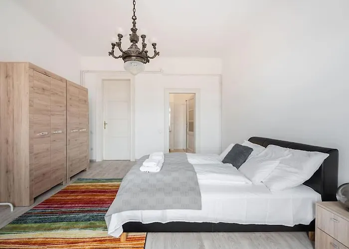 Szentkiralyi Apartman 1 דירה *